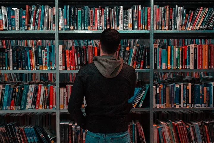 Bücherregal